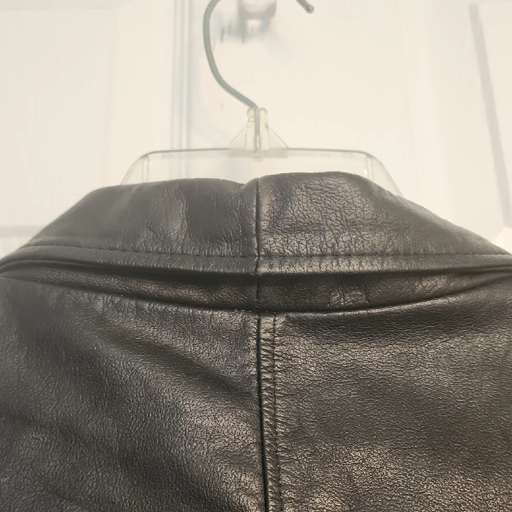 Men's Sleek Black Leather Jacket - Picture 11 of 13